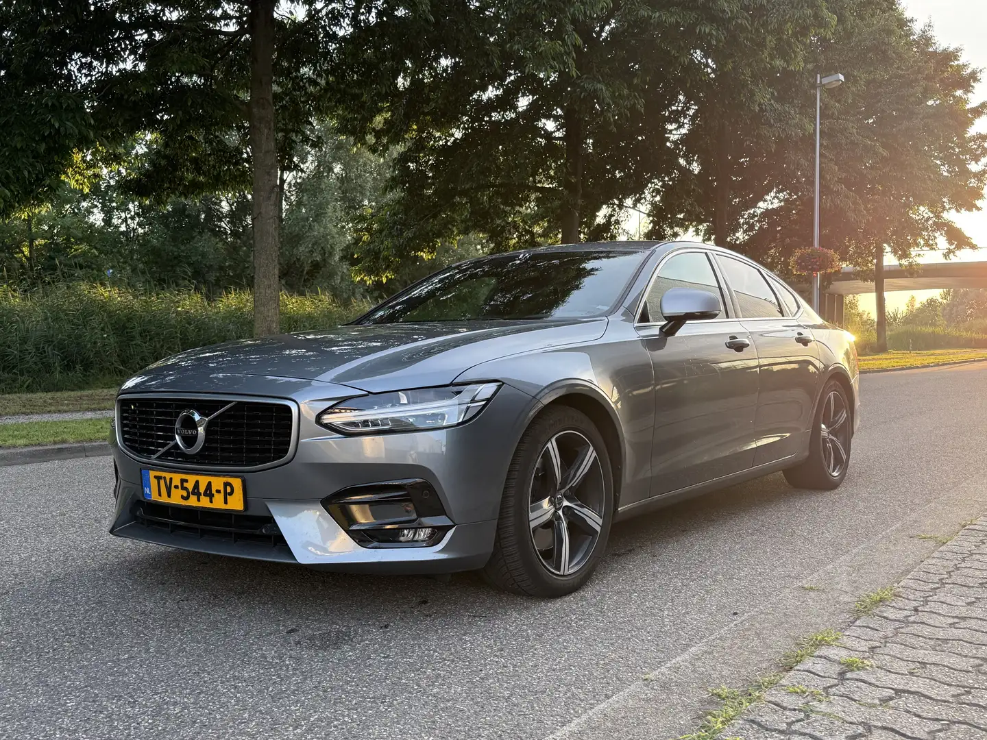 Volvo S90 2.0 D5 AWD R-Design Grijs - 2