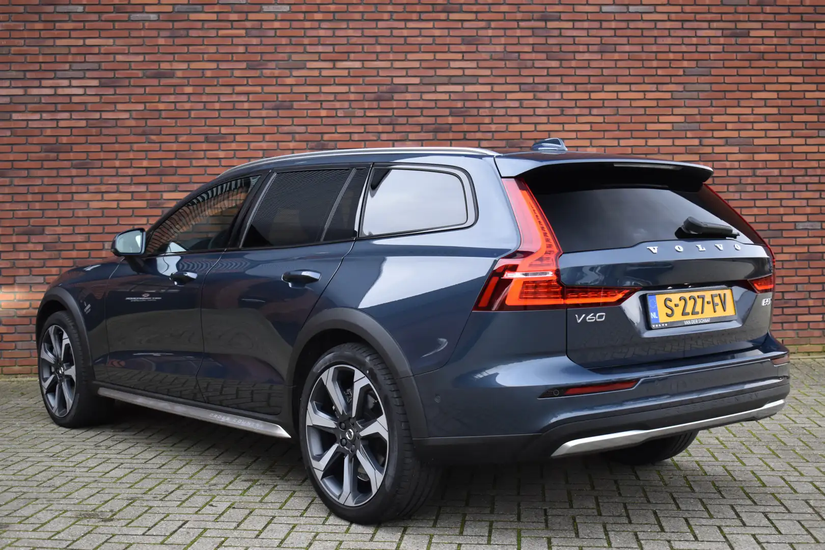 Volvo V60 Cross Country B5 265PK AWD Plus | Styling Kit | 20'' | 360 Camer Bleu - 2