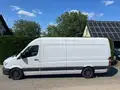  Keine Haftung für Tippfehler und Irrtümer!Ankauf,Finanzierung,Inzahlungnahme,Tausch von allen Fahrzeugen,zB US Cars,Oldtimer,Exoten,Boote,Land und Baumaschinen,alles anbieten!Auch Ablösung laufender Kredite!!!
Anfahrhilfe (Berganfahr-Assistent), Audiosystem Audio 15 (Radio mit Farbdisplay), Ausstattungs-Paket: Driver Comfort, Ausstattungs-Paket: Easy Cargo, Außentemperaturanzeige, Dachbedieneinheit mit Lesespot Fahrer-/Beifahrerseite, Generator 180 A, Laderaumtrennwand mit Fenster, Raucher-Paket, Reserverad in Fahrbereifung, Reserveradhalter unter Rahmenende inkl. Wagenheber, Sitze im Fahrerhaus: Beifahrerdoppelsitz, Stabilisator hinten, Stabilisator vorn verstärkt, Trittstufe Hecktür, Vorbereitung Becker MAP Pilot
Weitere Ausstattung:
3. Bremsleuchte, Adaptives Bremslicht, Airbag Fahrerseite, Anzeige für Waschwasserstand, Außenspiegel elektr. verstell- und heizbar, beide, Außenspiegel mit integrierter Blinkleuchte, Batterie 74 Ah, Bremsassistent, Bremssystem mit ABS+ASR, Dachverkleidung im Fahrerhaus, Handschuhfach abschließbar, Karosserie/Aufbau: Kasten Hochraum, Kindersicherung, Kraftstofftank: Haupttank 75 Ltr., Lastenverankerung / Verzurrösen, Leuchtweitenregelung, Modellpflege, Motor 2,1 Ltr. - 105 kW CDI KAT, Radstand 4325 mm, Schadstoffarm nach Abgasnorm Euro 6, Schiebetür Lade-/Fahrgastraum rechts, Sicherheitsgurt-System mit Warnanlage (Fahrerseite), Sitzbezug / Polsterung: Stoff Lima, Stahlfelgen 6,5x16, Wartungsintervall-Anzeige Assyst, Wärmeschutzverglasung, Zul. Gesamtgewicht 3,50 t
Bevorzugt an Handel,Export und Gewerbe!!![ Keine Haftung für Tippfehler und Irrtümer!Ankauf,Finanzierung,Inzahlungnahme,Tausch von allen Fahrzeugen,zB US Cars,Oldtimer,Exoten,Boote,Land und Baumaschinen,alles anbieten!Auch Ablösung laufender Kredite!!!
Preisbewertung
Leasing
Versicherung
![
