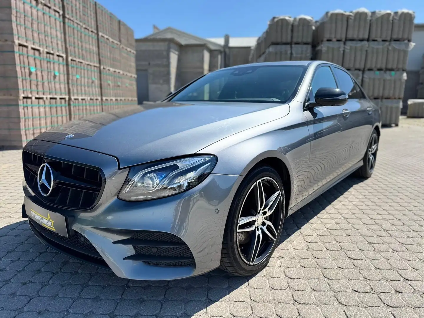 Mercedes-Benz E 220 d AMG Line Grau - 1