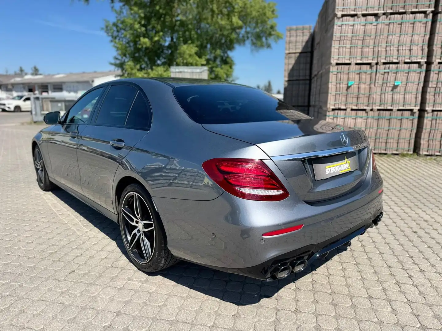 Mercedes-Benz E 220 d AMG Line Grau - 2