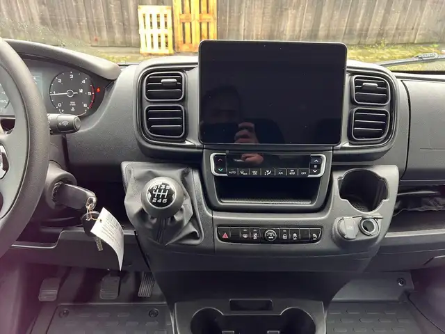 Opel Movano view 10