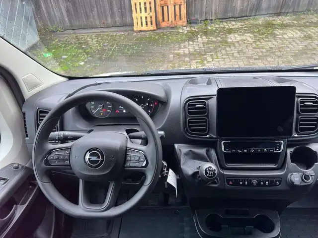 Opel Movano view 9