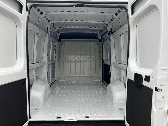 Opel Movano view 8