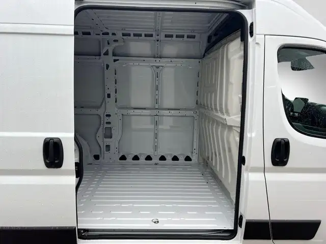 Opel Movano view 7