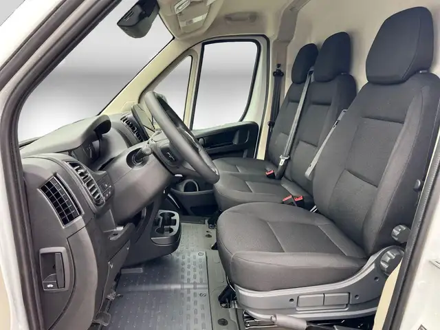 Opel Movano view 6
