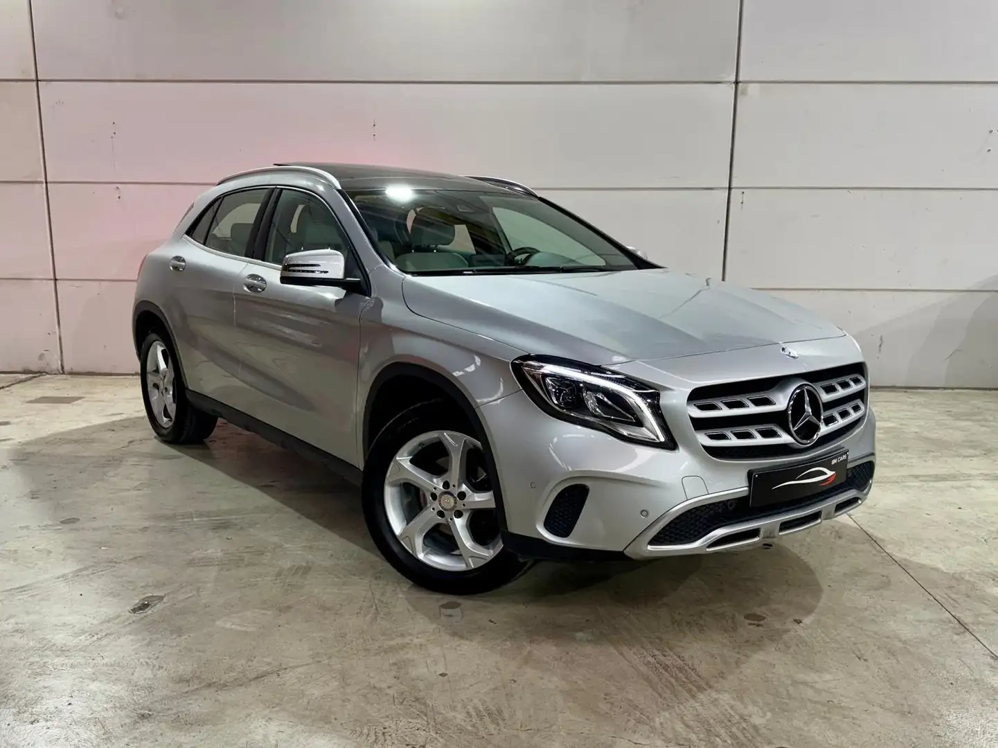 Mercedes-Benz GLA 180 *Auto*Clim*Navi*Attelage*Toit*Pano*LED*1stowner Zilver - 1