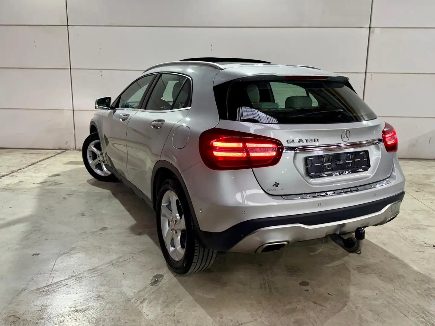 Mercedes-Benz GLA 180 *Auto*Clim*Navi*Attelage*Toit*Pano*LED*1stowner Zilver - 2