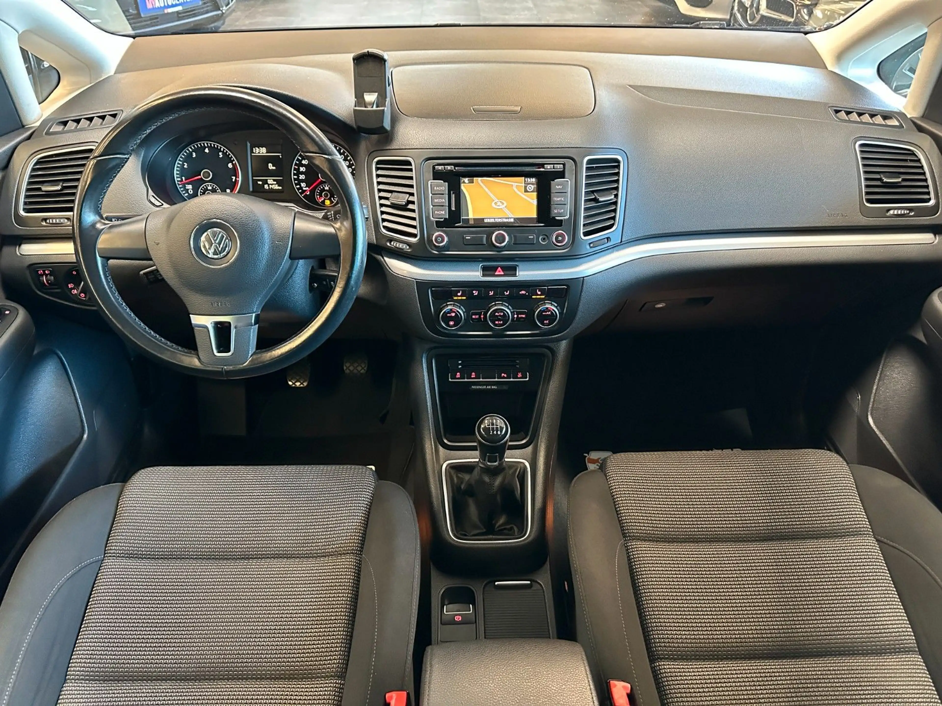 Volkswagen Sharan *7-Sitzer*3-ZONEN*SZHZ*NAVI*TEMPO*AHK*PDC — photo 6