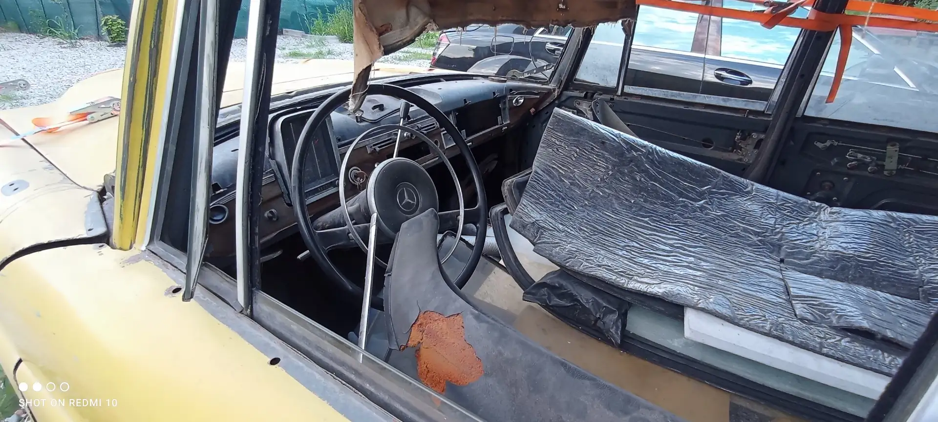Mercedes-Benz 220 S Jaune - 1