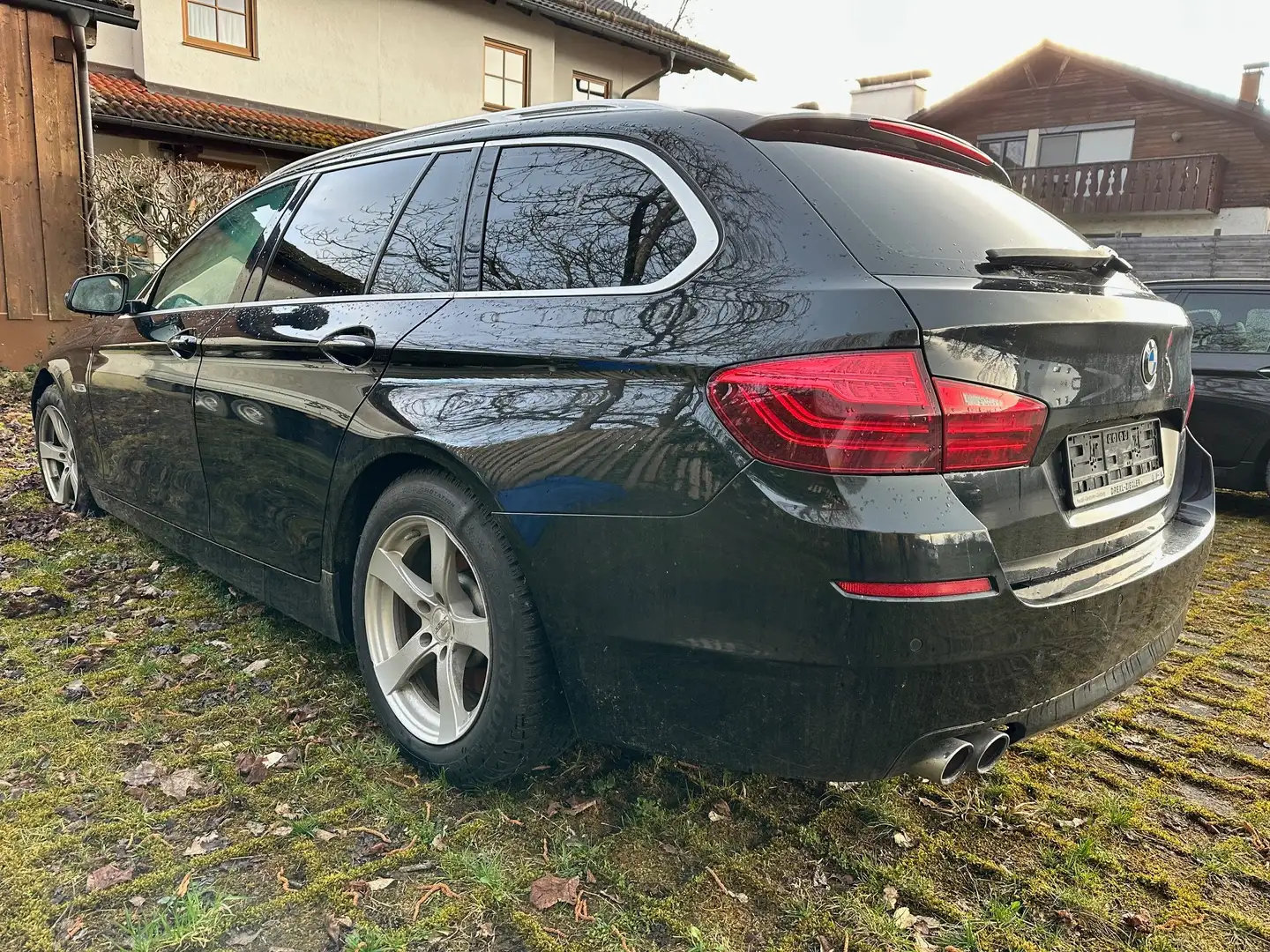 BMW 520 520d Touring Aut. Fekete - 2