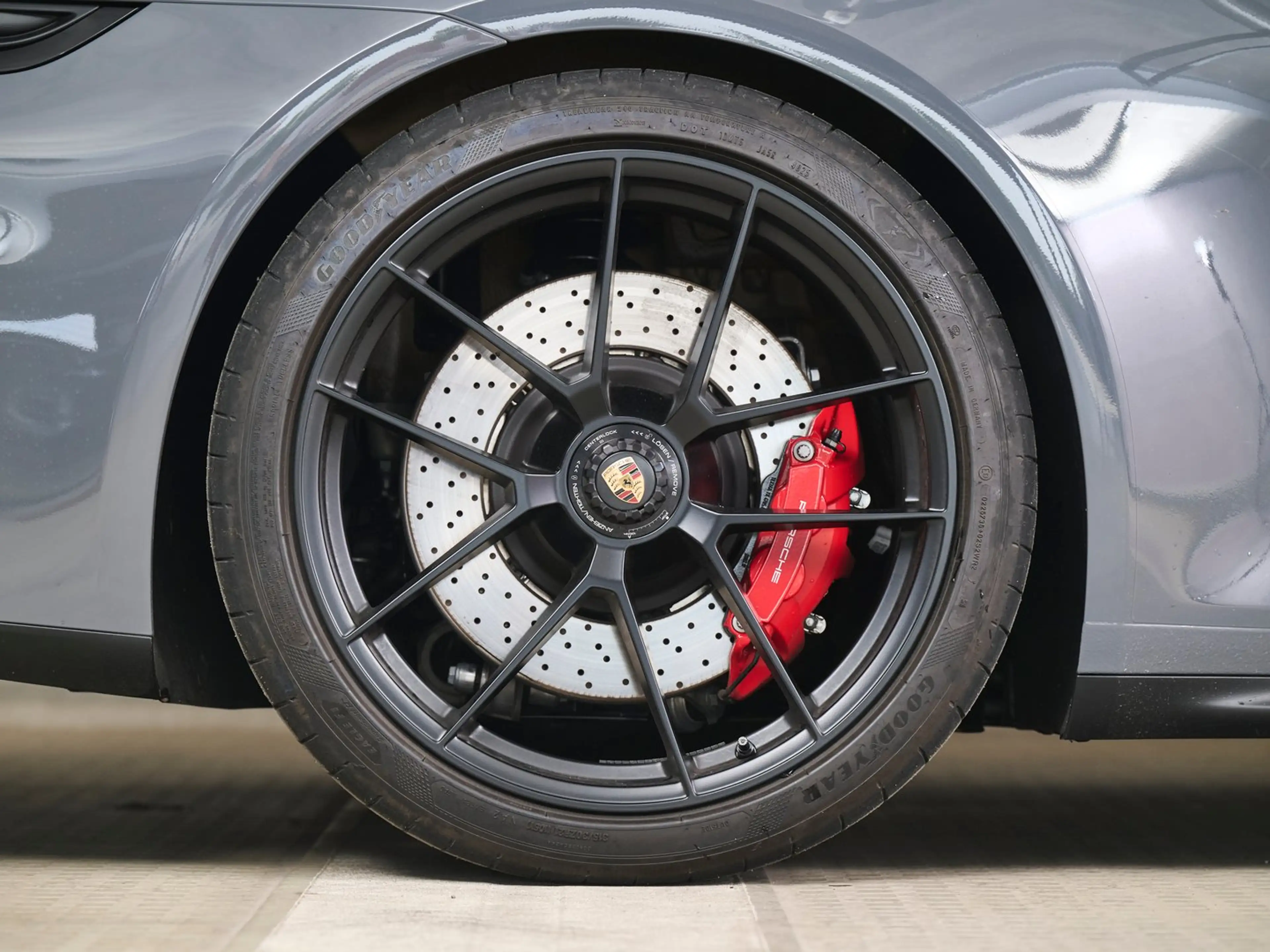 Porsche 911 Carrera 4 GTS Cabriolet — photo 8