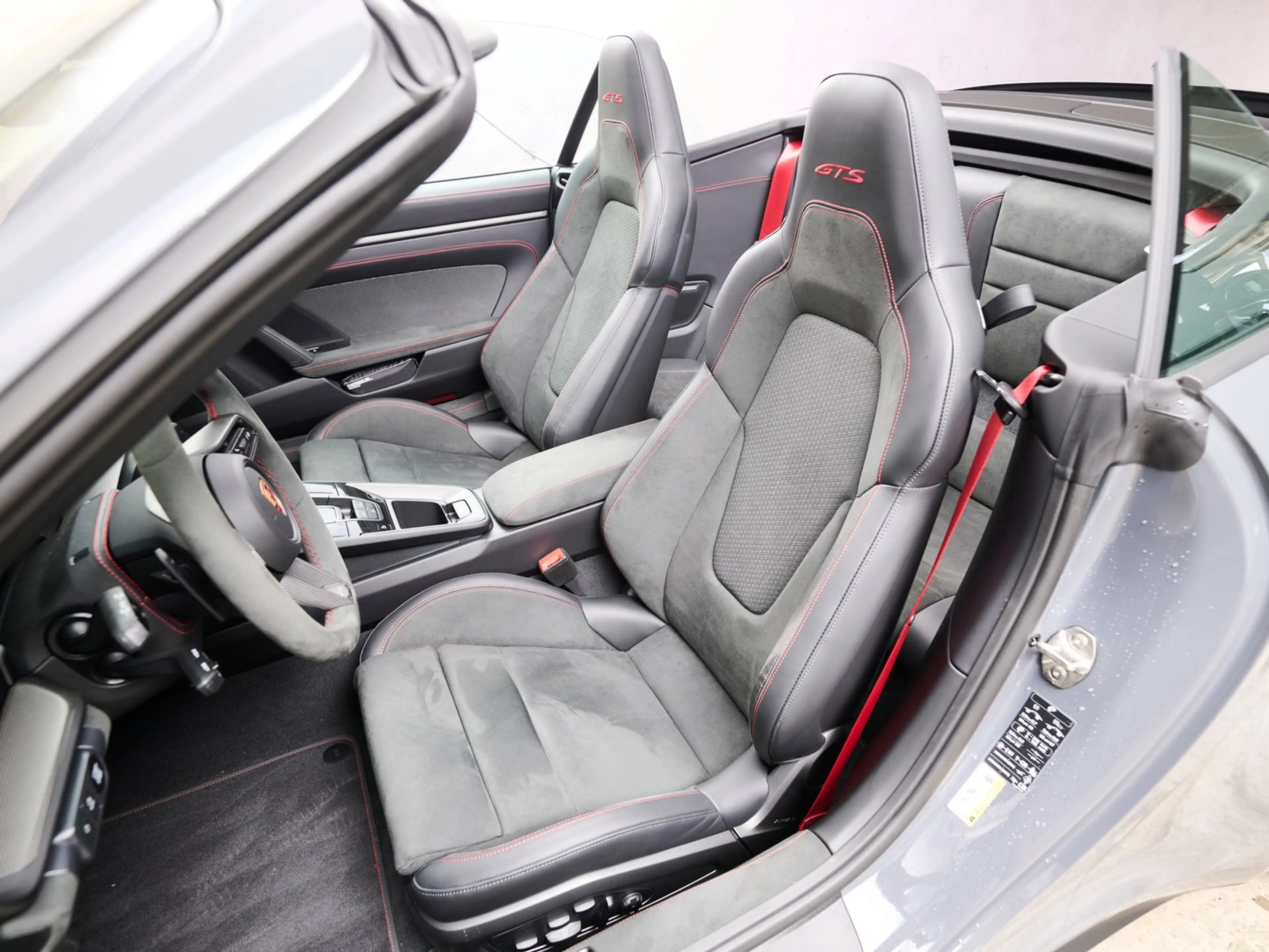 Porsche 911 Carrera 4 GTS Cabriolet — photo 14