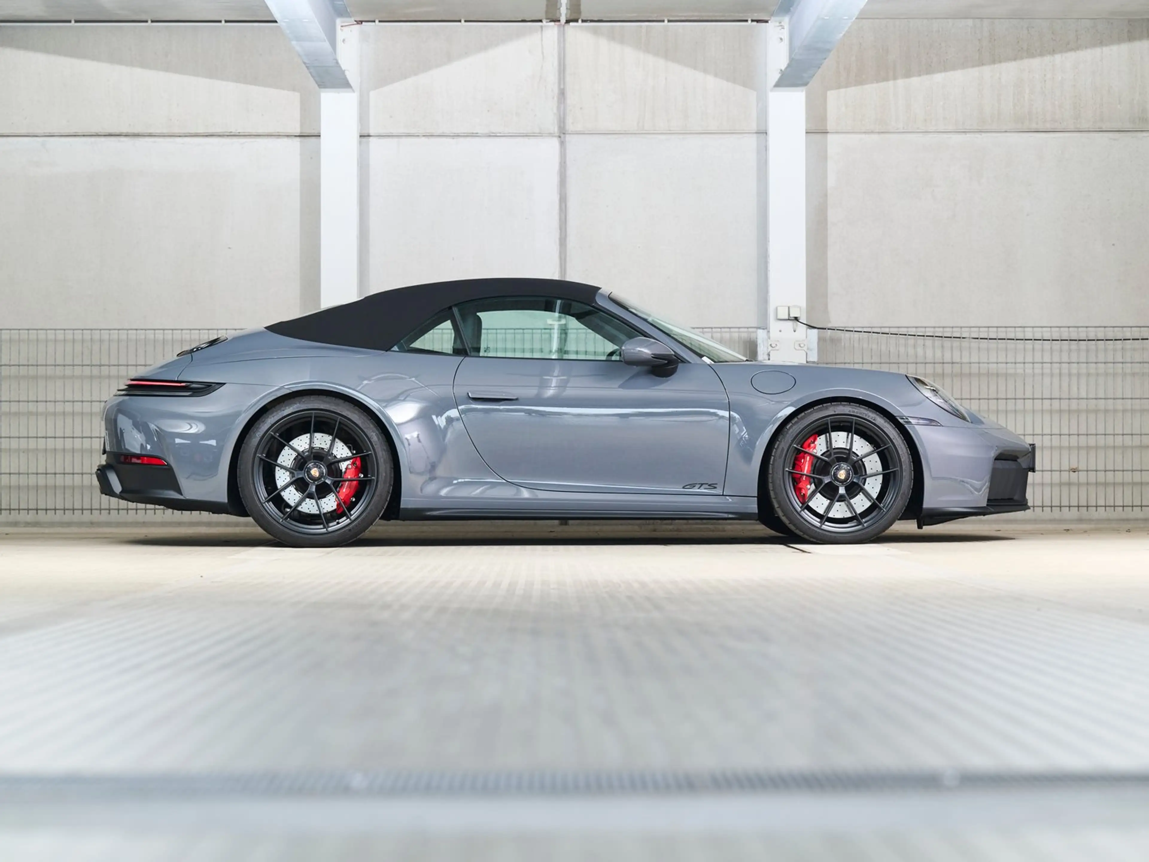 Porsche 911 Carrera 4 GTS Cabriolet — photo 3
