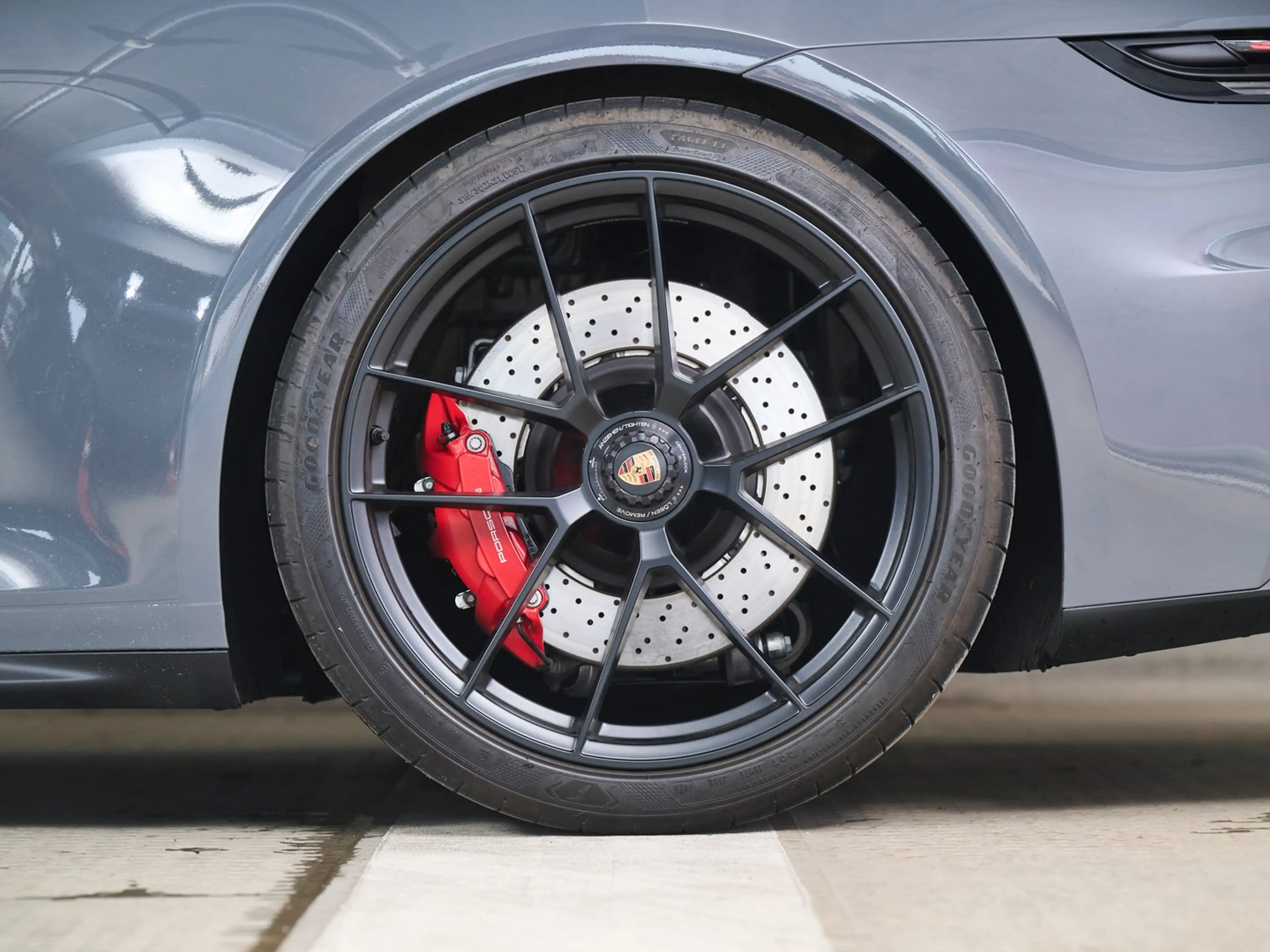 Porsche 911 Carrera 4 GTS Cabriolet — photo 9