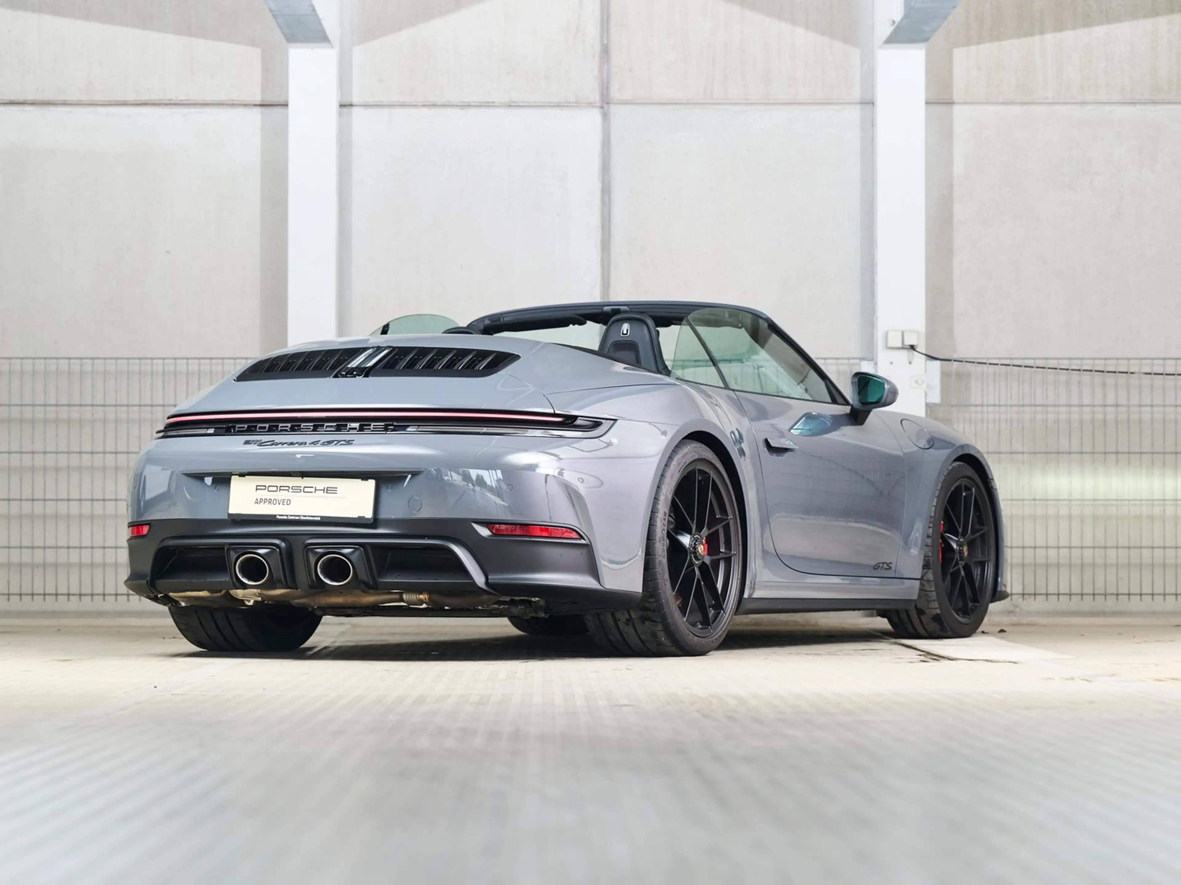 Porsche 911 Carrera 4 GTS Cabriolet — photo 4