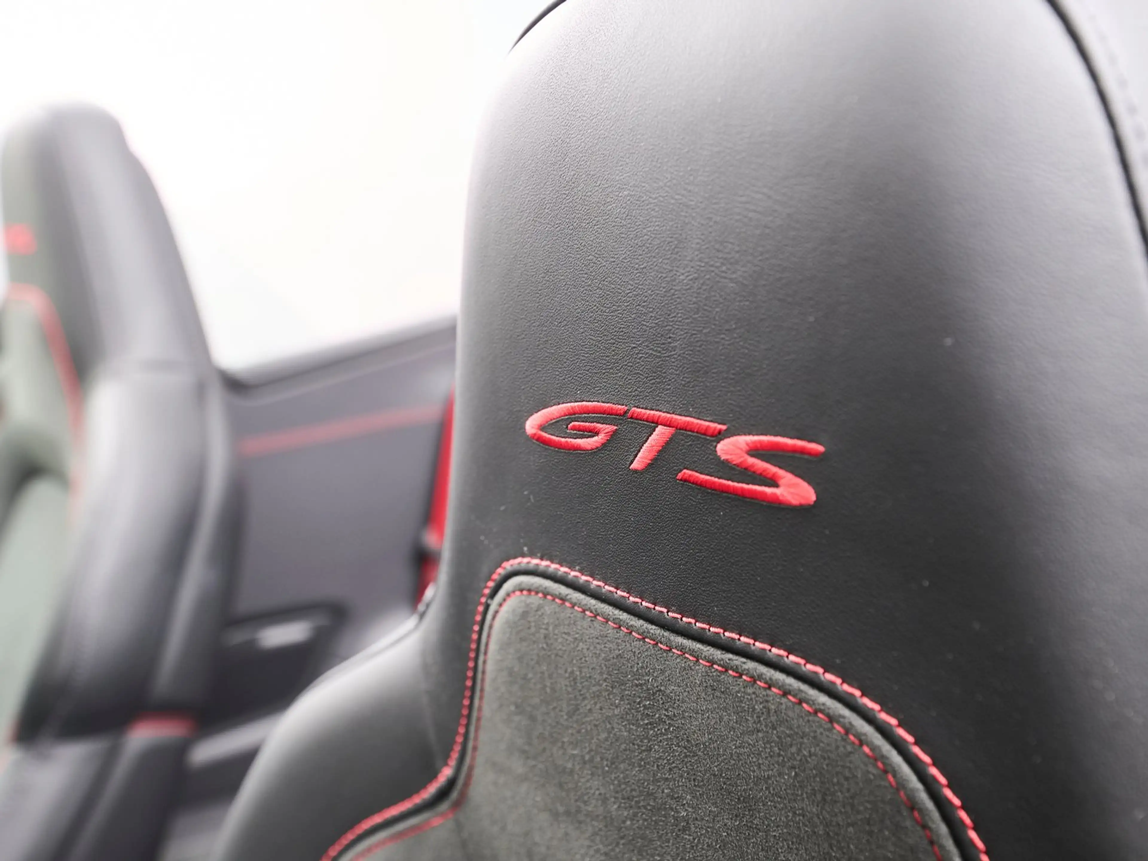 Porsche 911 Carrera 4 GTS Cabriolet — photo 15