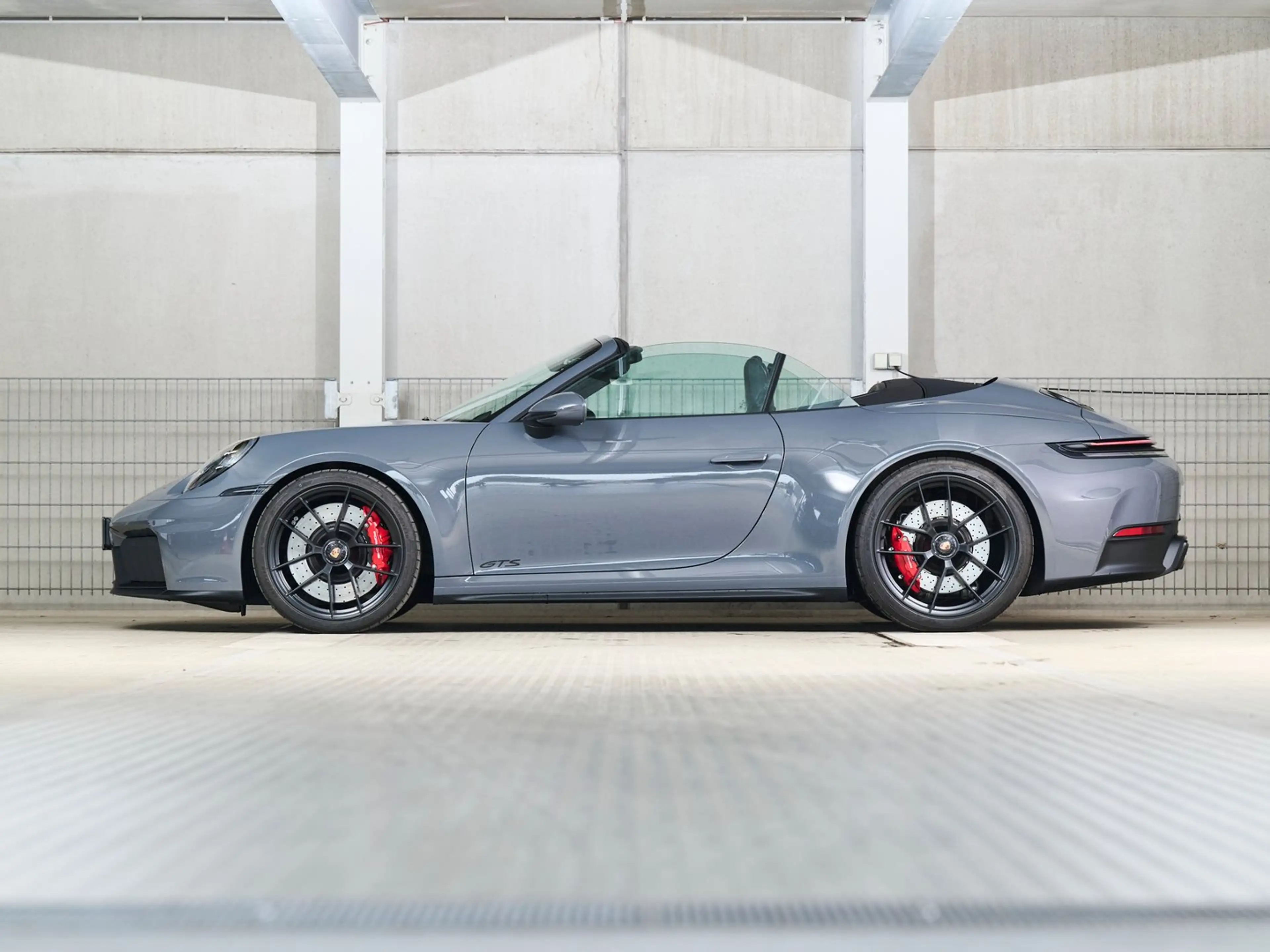 Porsche 911 Carrera 4 GTS Cabriolet — photo 2