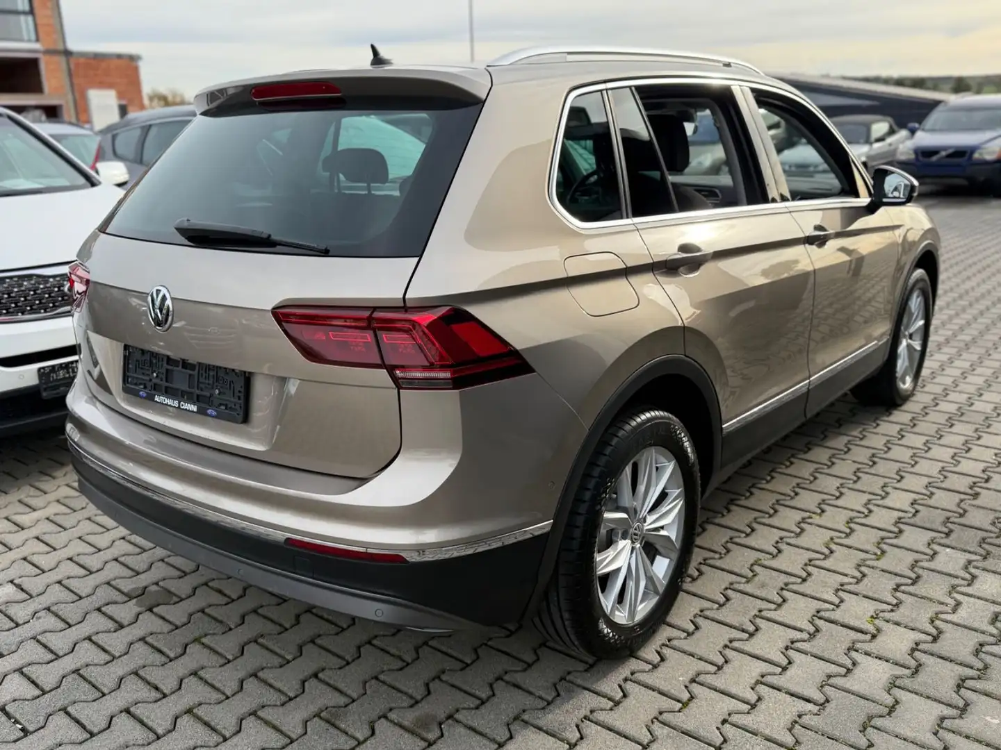 Volkswagen Tiguan Highline 4x4 ** 1. Hand **Top Ausstattung Beige - 2