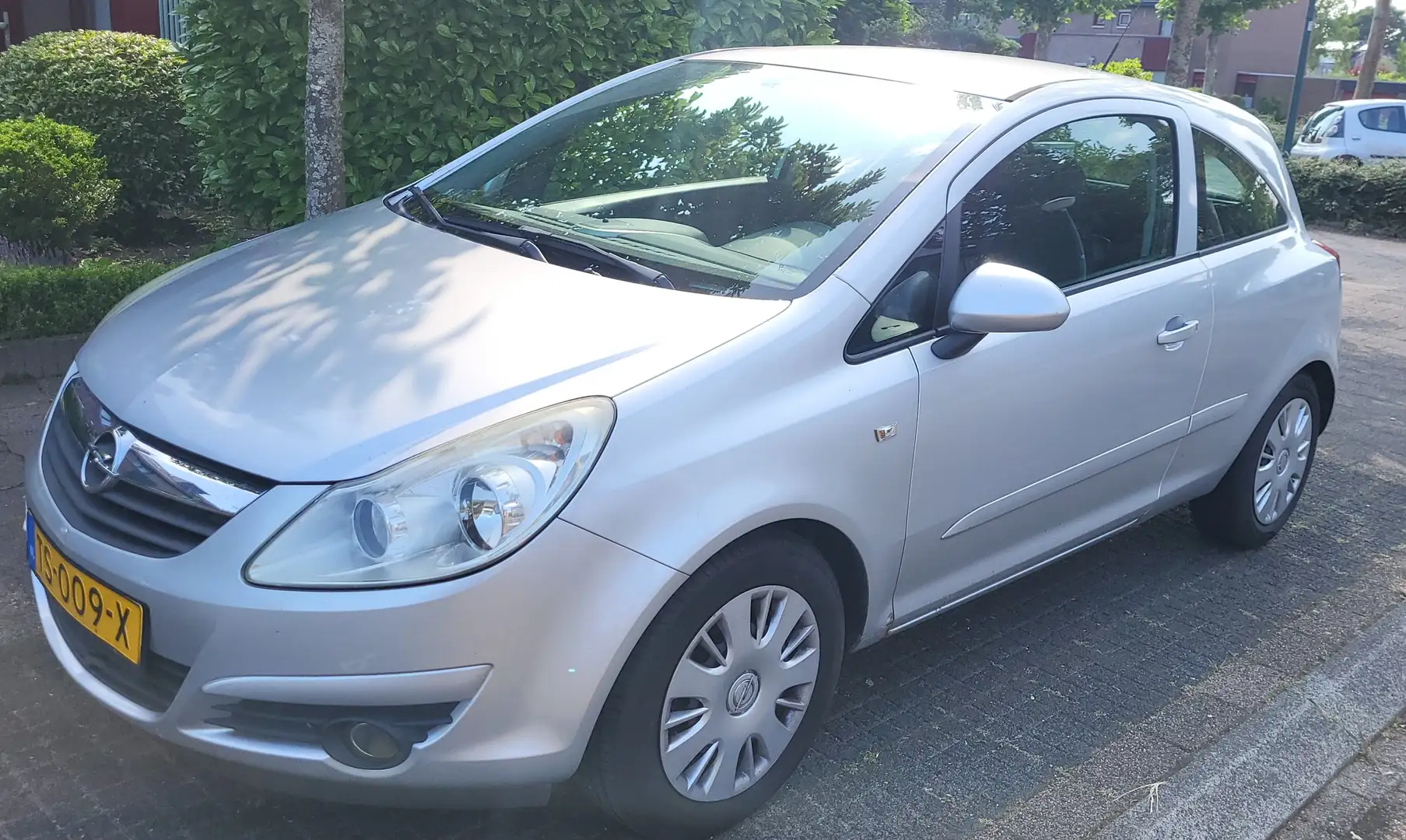 Opel Corsa Corsa 1.2-16V Essentia Срібний - 1