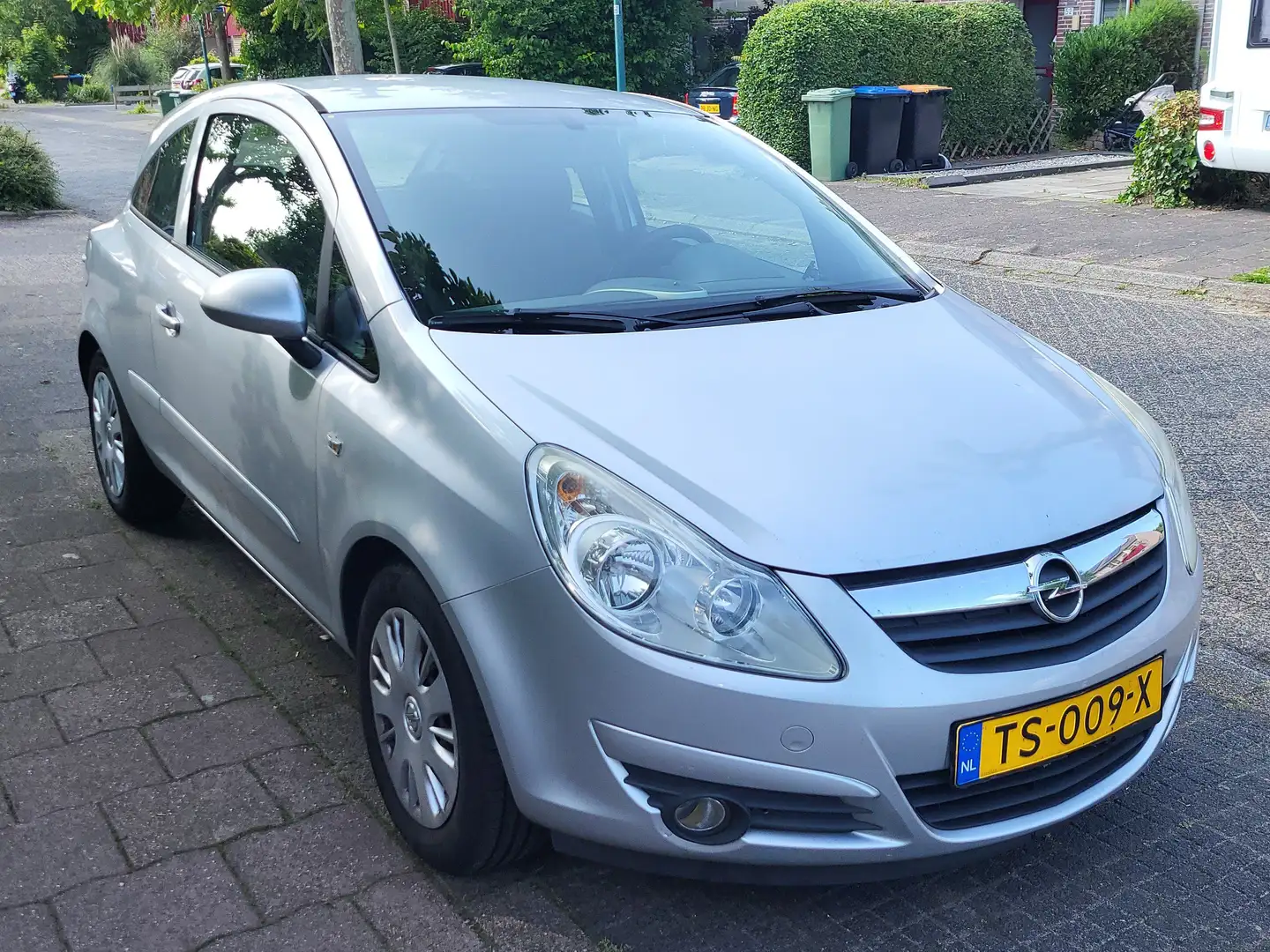 Opel Corsa Corsa 1.2-16V Essentia Срібний - 2