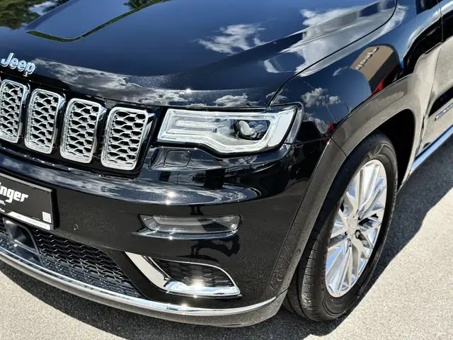 Jeep Grand Cherokee view 3