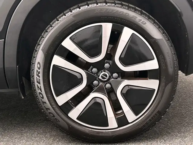 Volvo XC40 view 16
