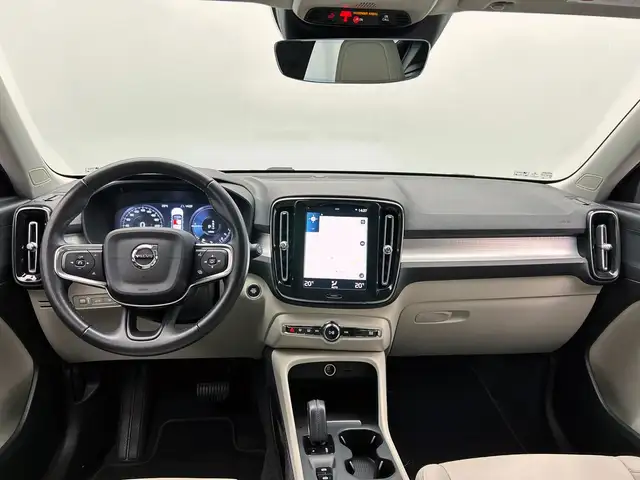 Volvo XC40 view 2