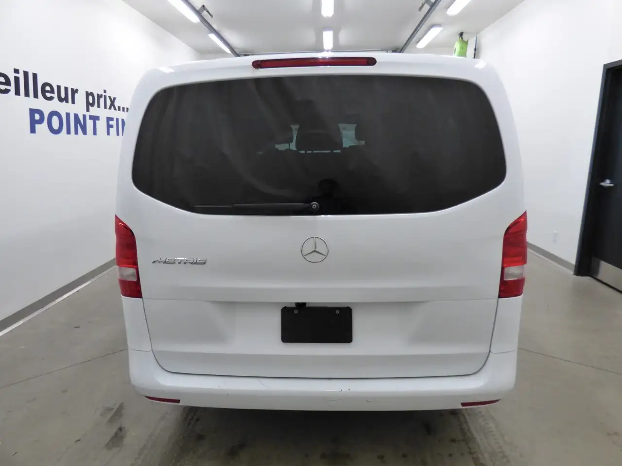Mercedes-Benz Metris Passenger Van снимка Mercedes-Benz Metris Passenger Van