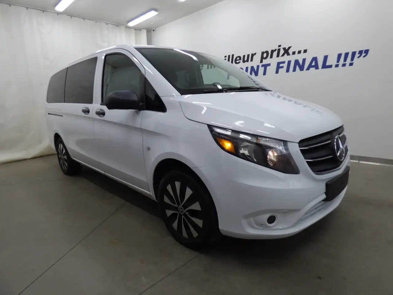 Mercedes-Benz Metris Passenger Van снимка Mercedes-Benz Metris Passenger Van