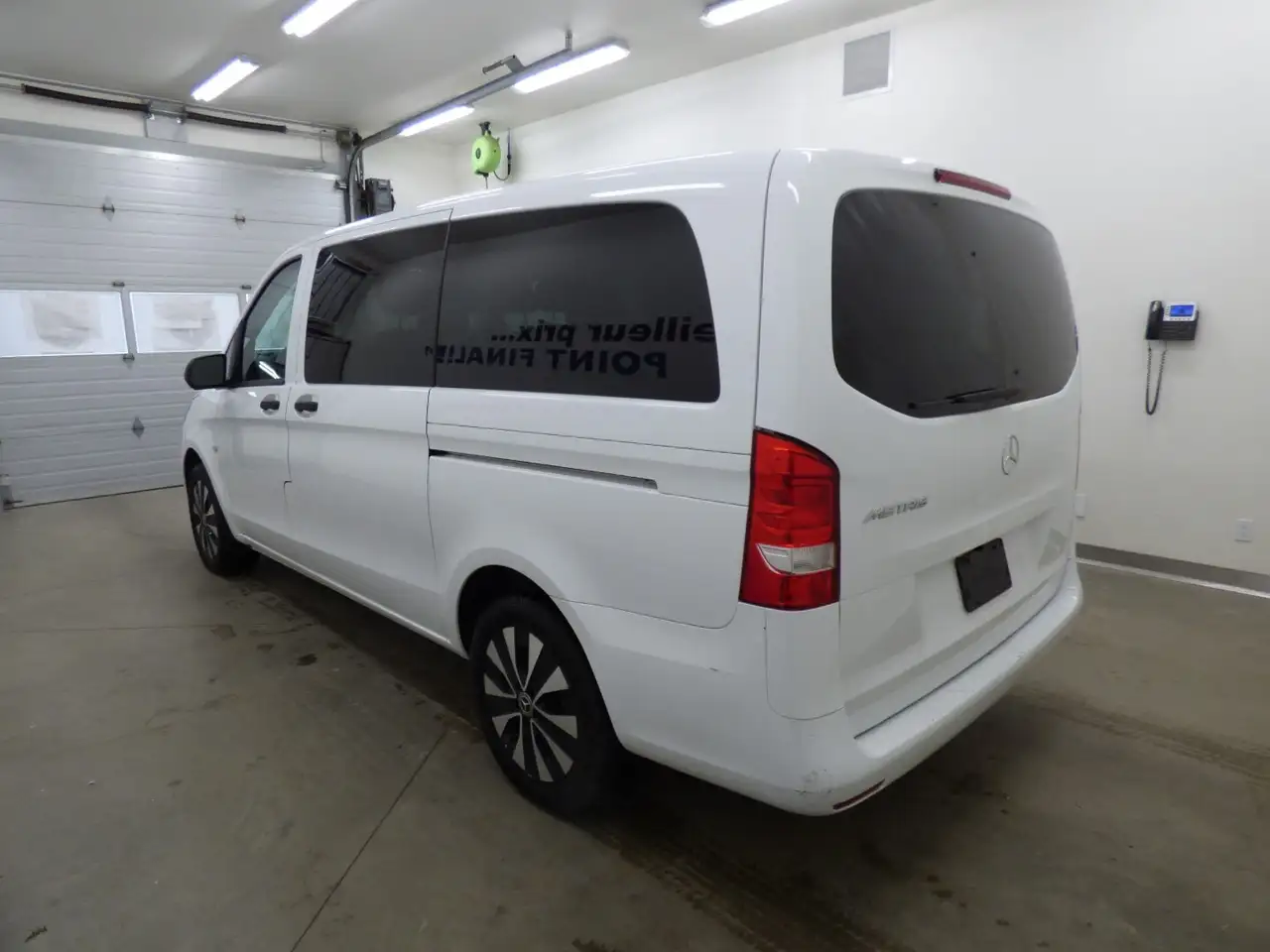 Mercedes-Benz Metris Passenger Van снимка Mercedes-Benz Metris Passenger Van
