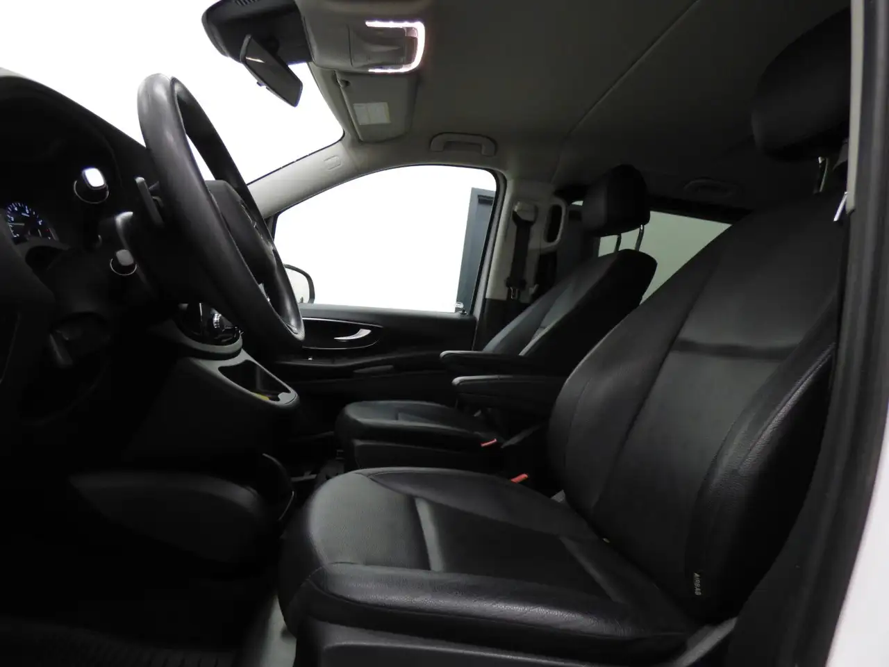 Mercedes-Benz Metris Passenger Van снимка Mercedes-Benz Metris Passenger Van
