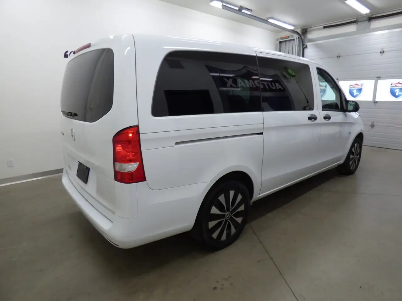 Mercedes-Benz Metris Passenger Van снимка Mercedes-Benz Metris Passenger Van