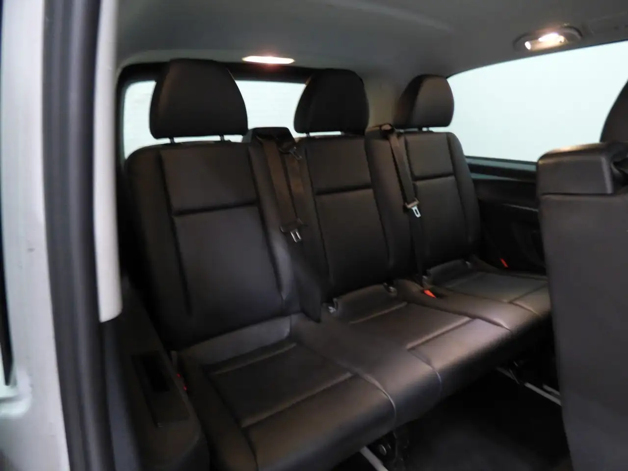Mercedes-Benz Metris Passenger Van снимка Mercedes-Benz Metris Passenger Van