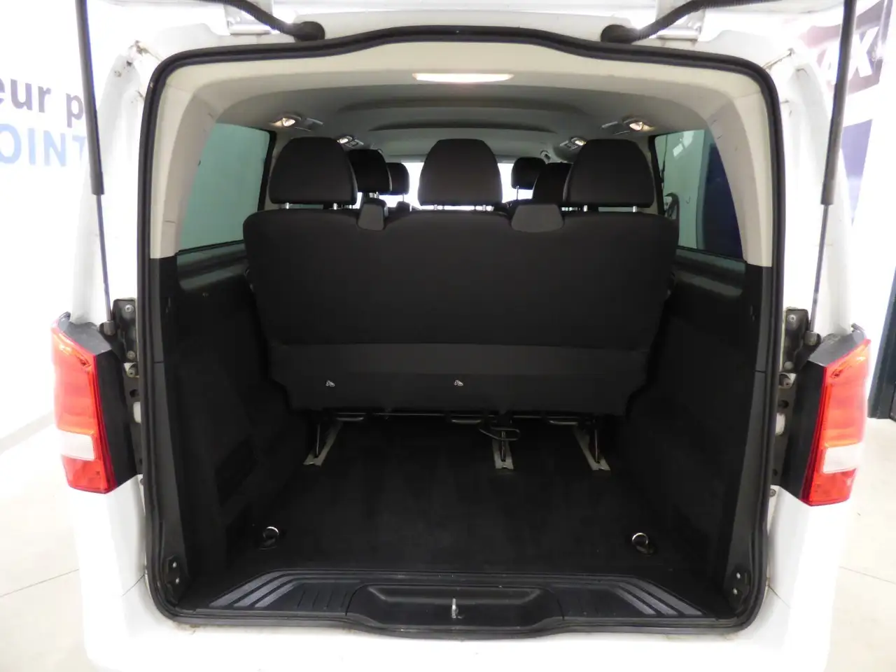 Mercedes-Benz Metris Passenger Van снимка Mercedes-Benz Metris Passenger Van