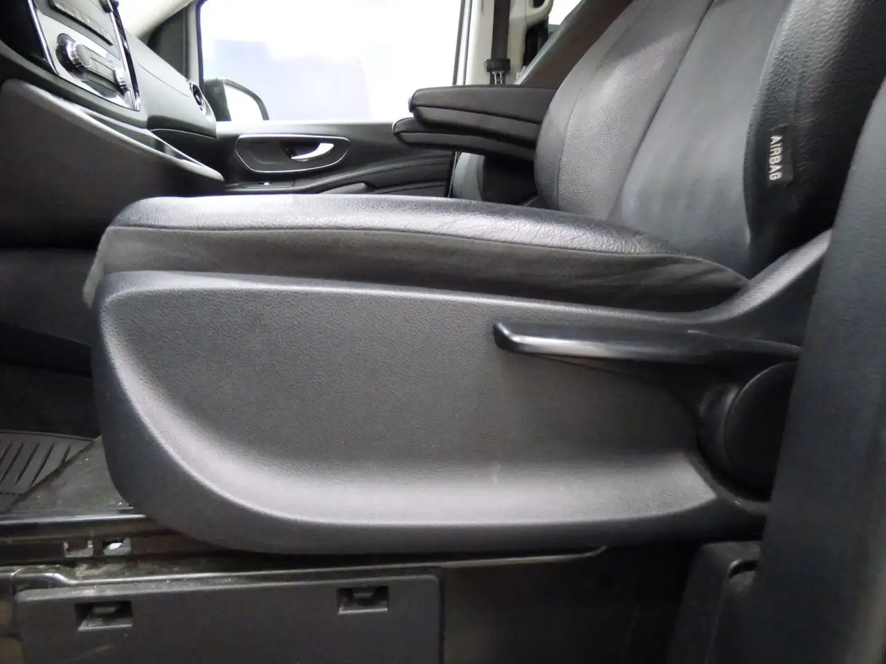 Mercedes-Benz Metris Passenger Van снимка Mercedes-Benz Metris Passenger Van