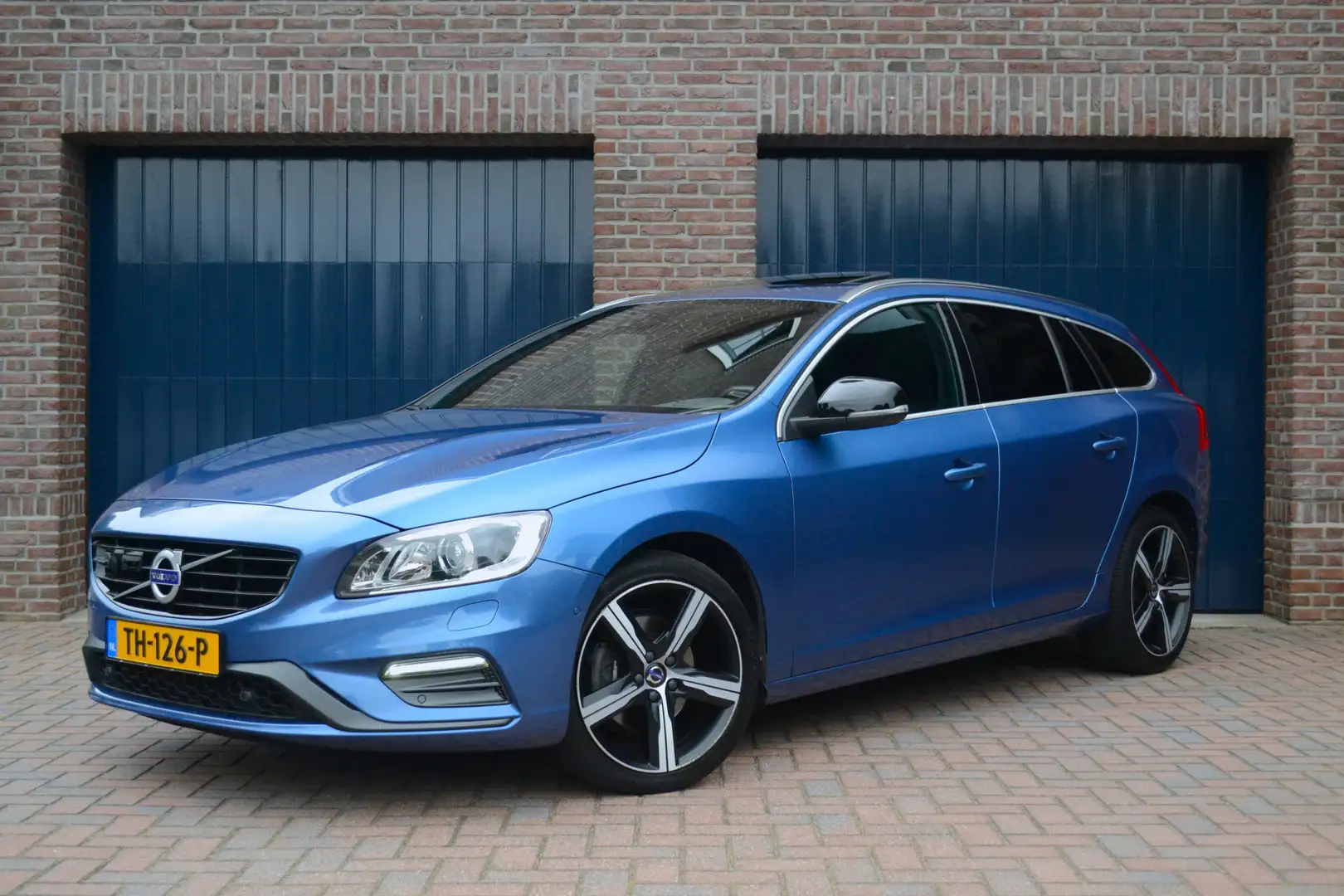 Volvo V60 2.0 T4 Automaat R-Design Sport | Schuifdak | Keyle Blauw - 1