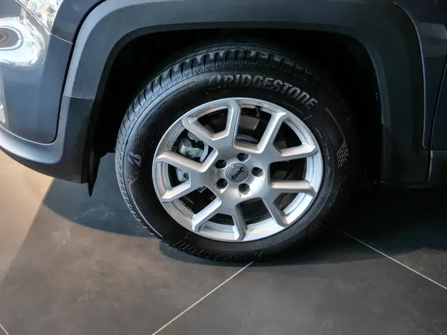 Jeep Renegade view 4