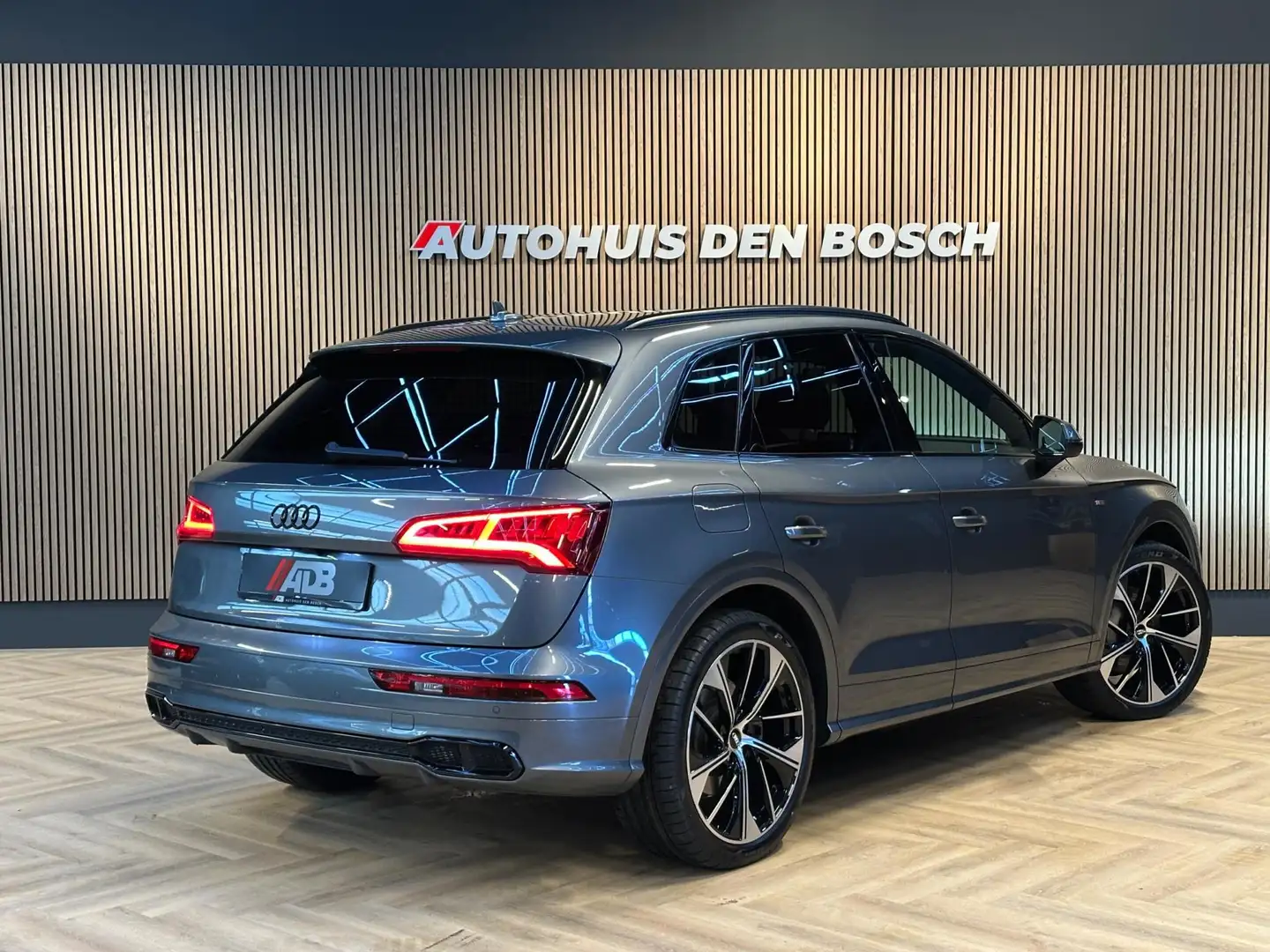 Audi Q5 55 TFSI e Quattro Competition 367PK. Lucht, Trekha Grijs - 2