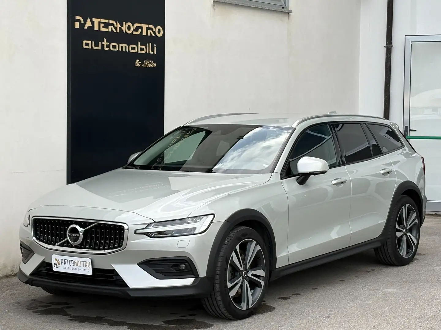 Volvo V60 Cross Country 2.0 d4 Pro awd geartronic KM 113000 Gris - 1