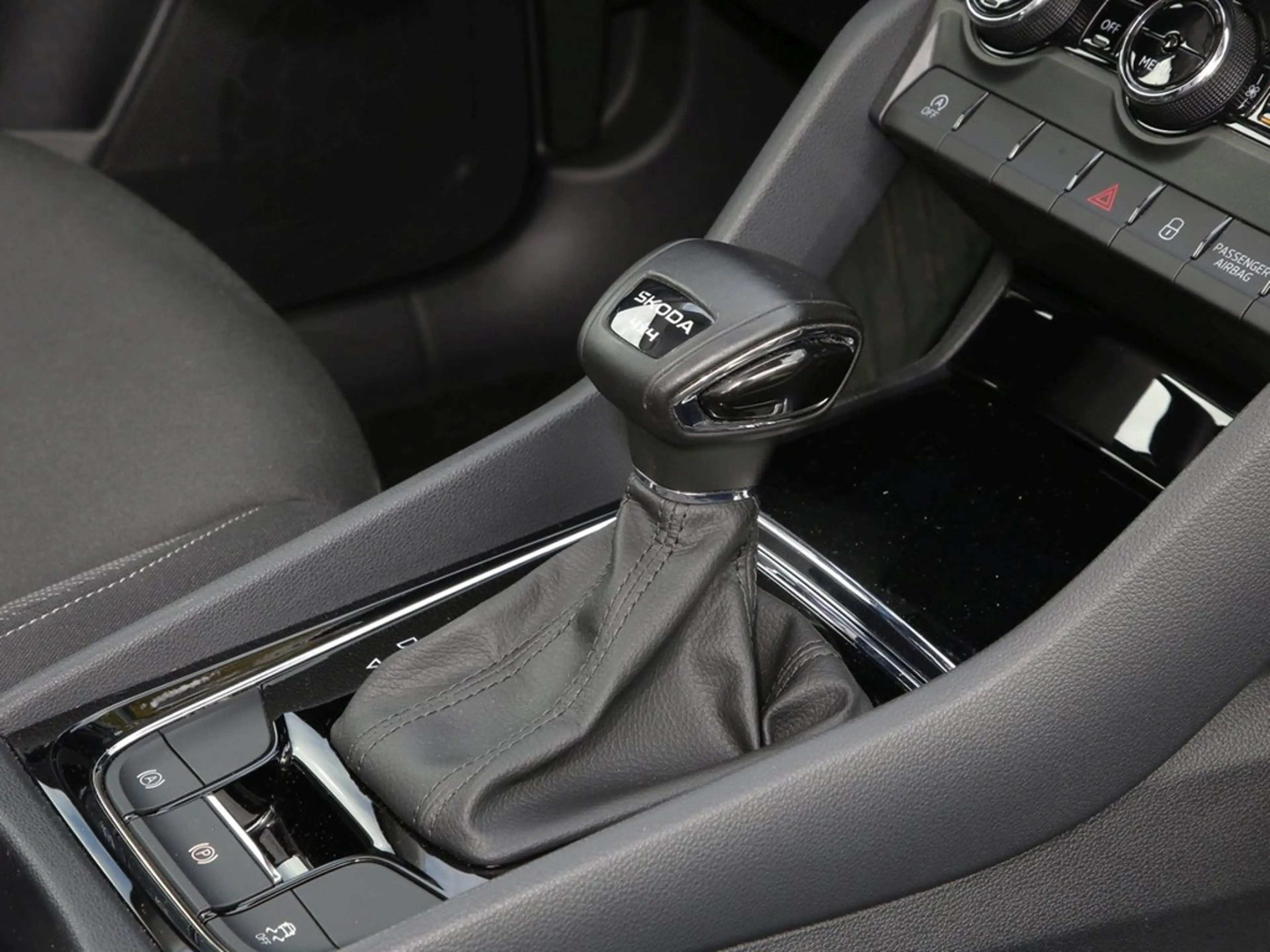 Skoda Karoq 2.0 TDI DSG Drive 4x4 17" ACC Navi SHZ LED — photo 10
