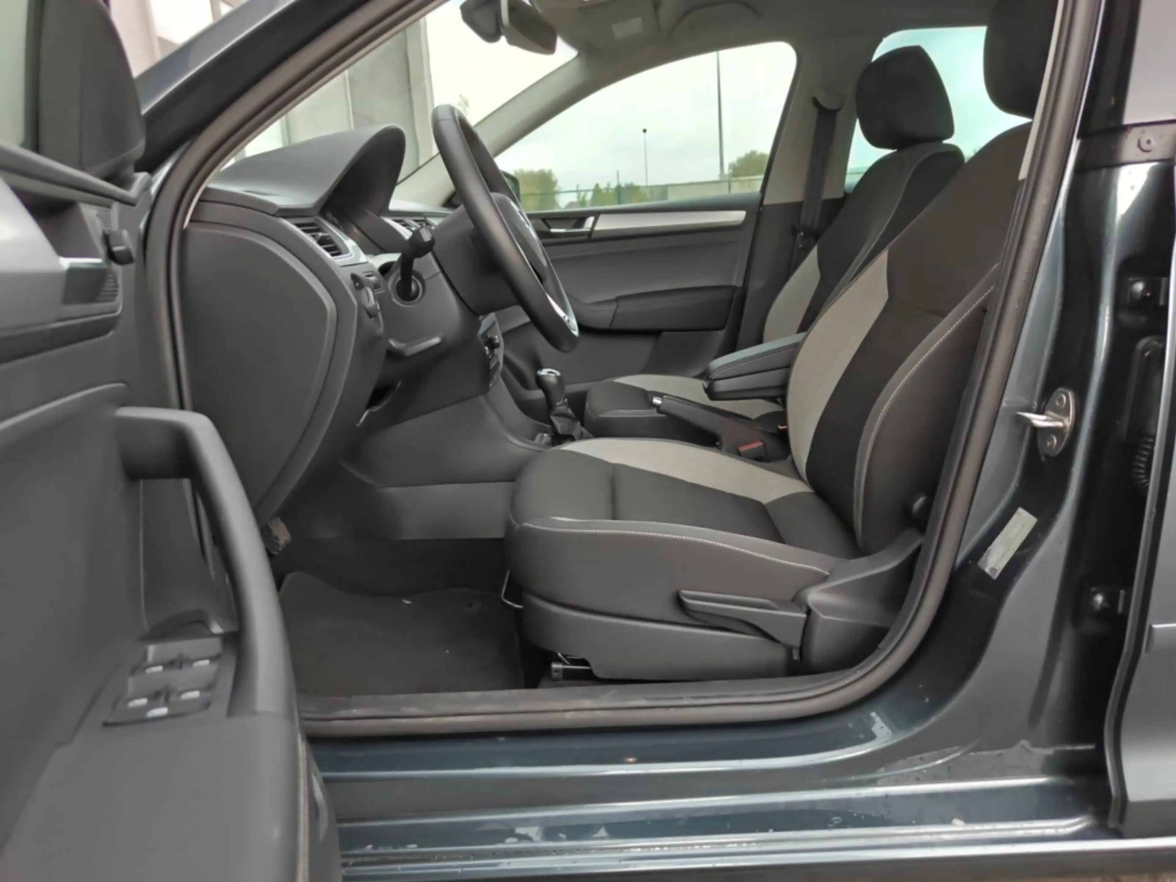 Skoda Rapid/Spaceback 9.000km!!/zetelverwarming/cruise controle/navigatie — photo 11