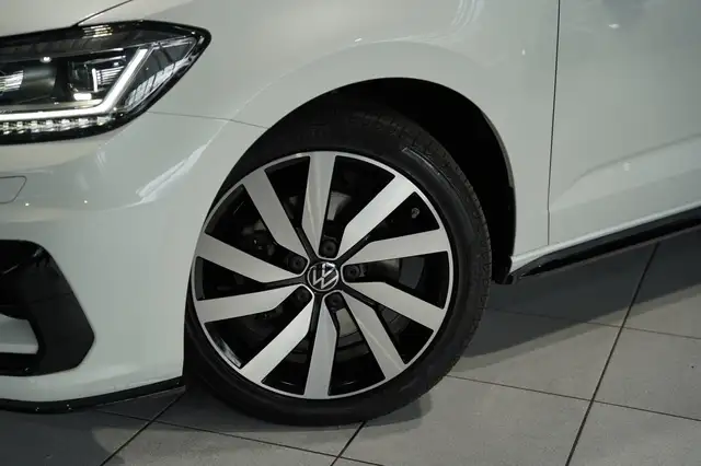 Volkswagen Touran view 3
