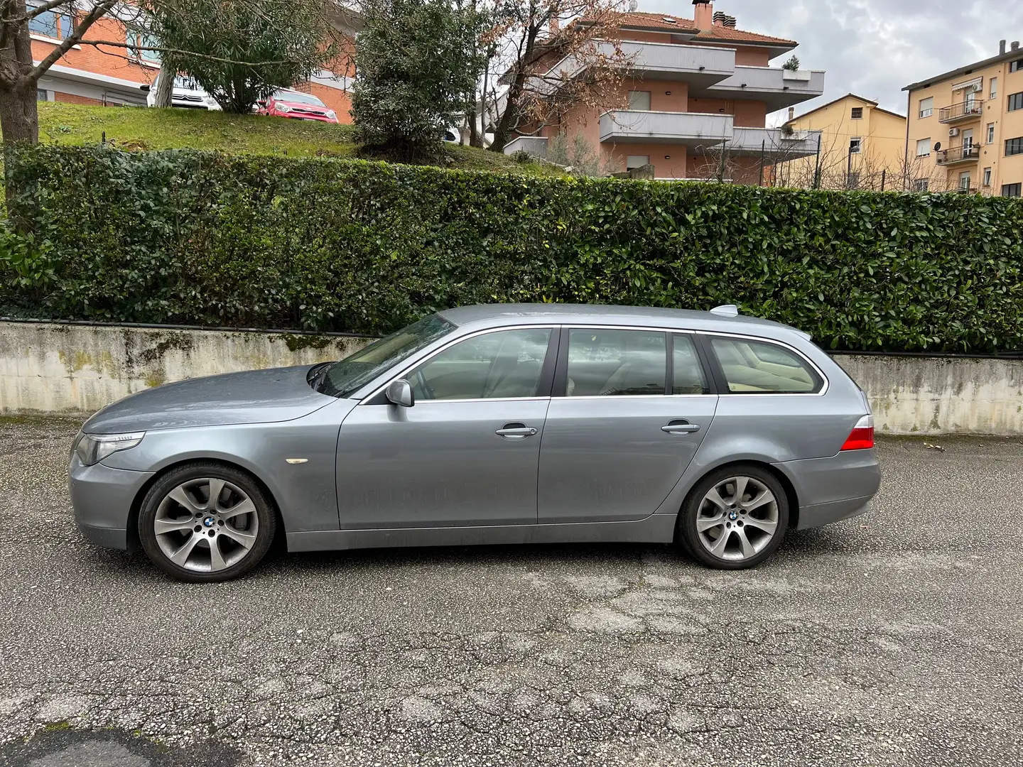 BMW 535 Serie 5 E61 2003 Touring 535d Touring Eccelsa Gümüş rengi - 2