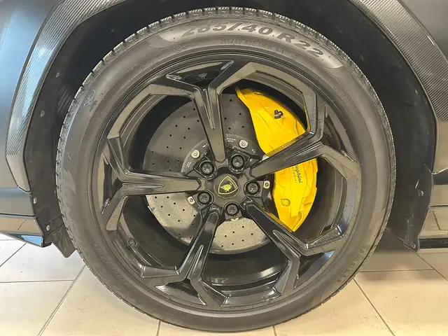 Lamborghini Urus view 7