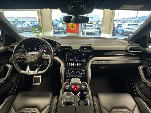 Lamborghini Urus view 9
