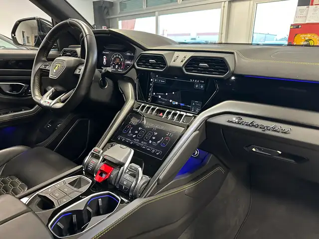 Lamborghini Urus view 10