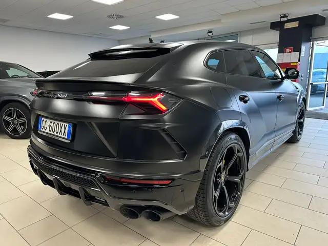 Lamborghini Urus view 4