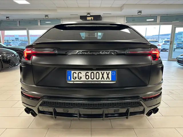 Lamborghini Urus view 5