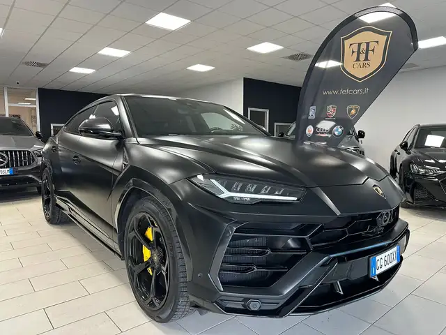 Lamborghini Urus view 3